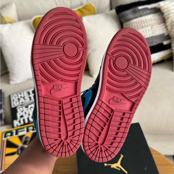 Jordan 1 Retro High OG Black/Powder Blue/Gym Red - Picture 9 of 9